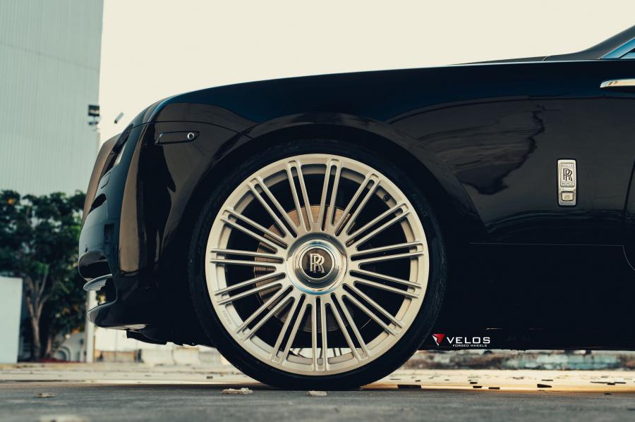 Детали экстерьера Rolls-Royce Wraith on Velos Wheels (CRS15) 2019 года  (фото 12 из 17)